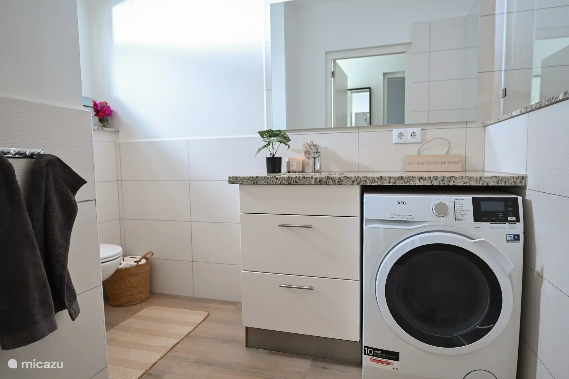 Im Badezimmer befindet sich auch eine Waschmaschine.