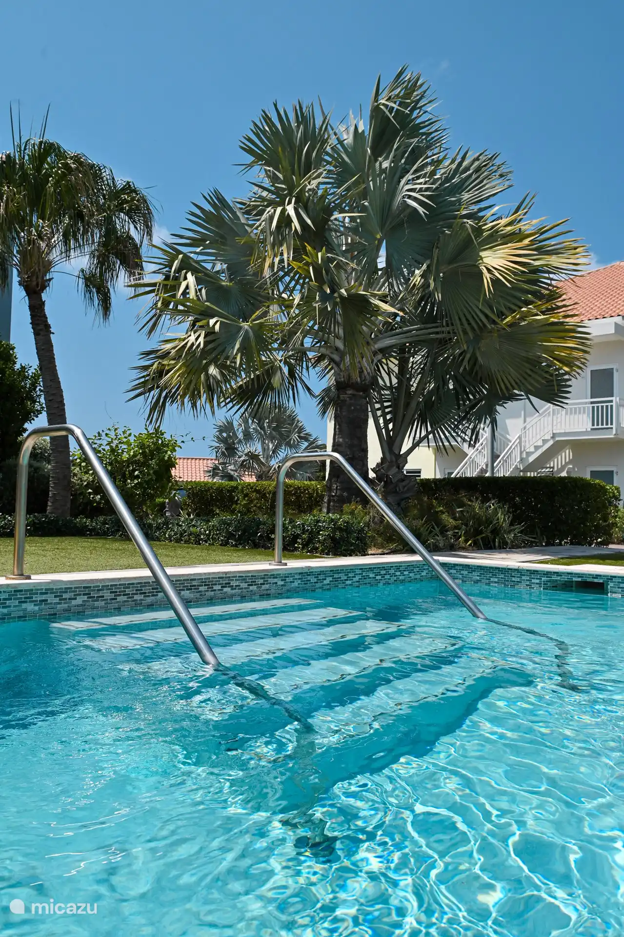 Das Schwimmbad befindet sich direkt neben der Wohnung.
