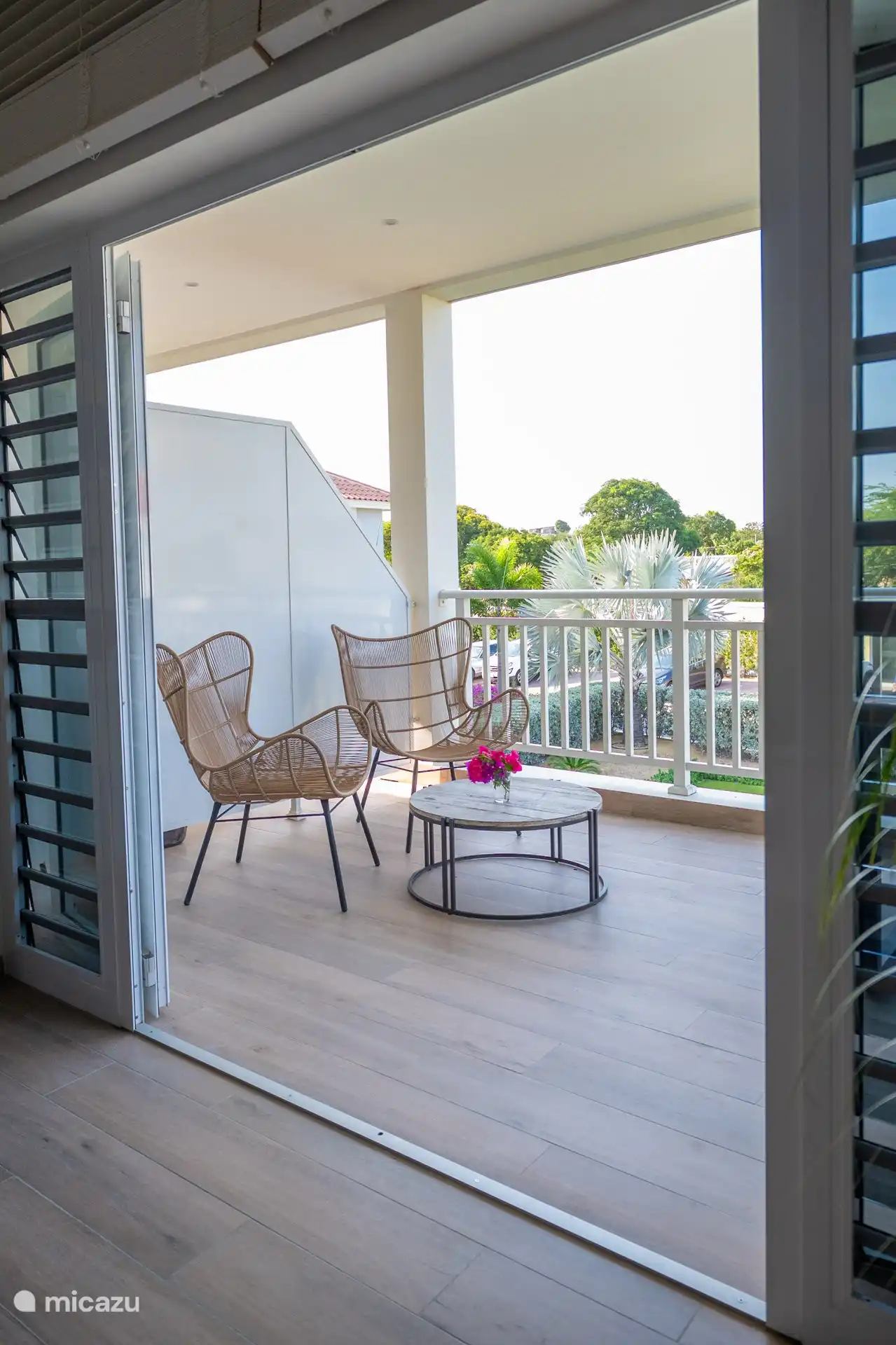 Die Terrasse grenzt direkt an das Wohnzimmer.