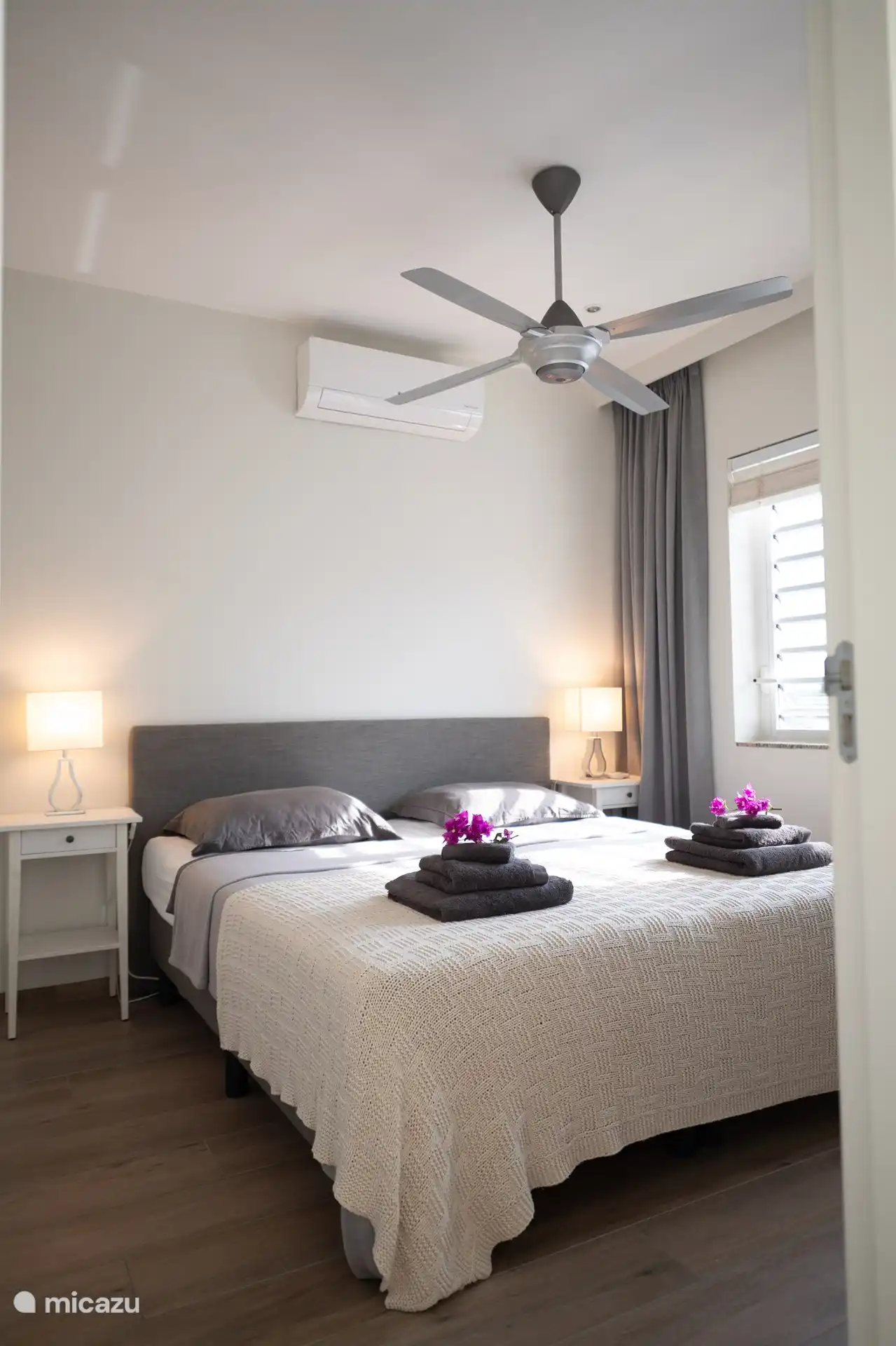 Schlafzimmer 1 mit Doppelbett und Klimaanlage