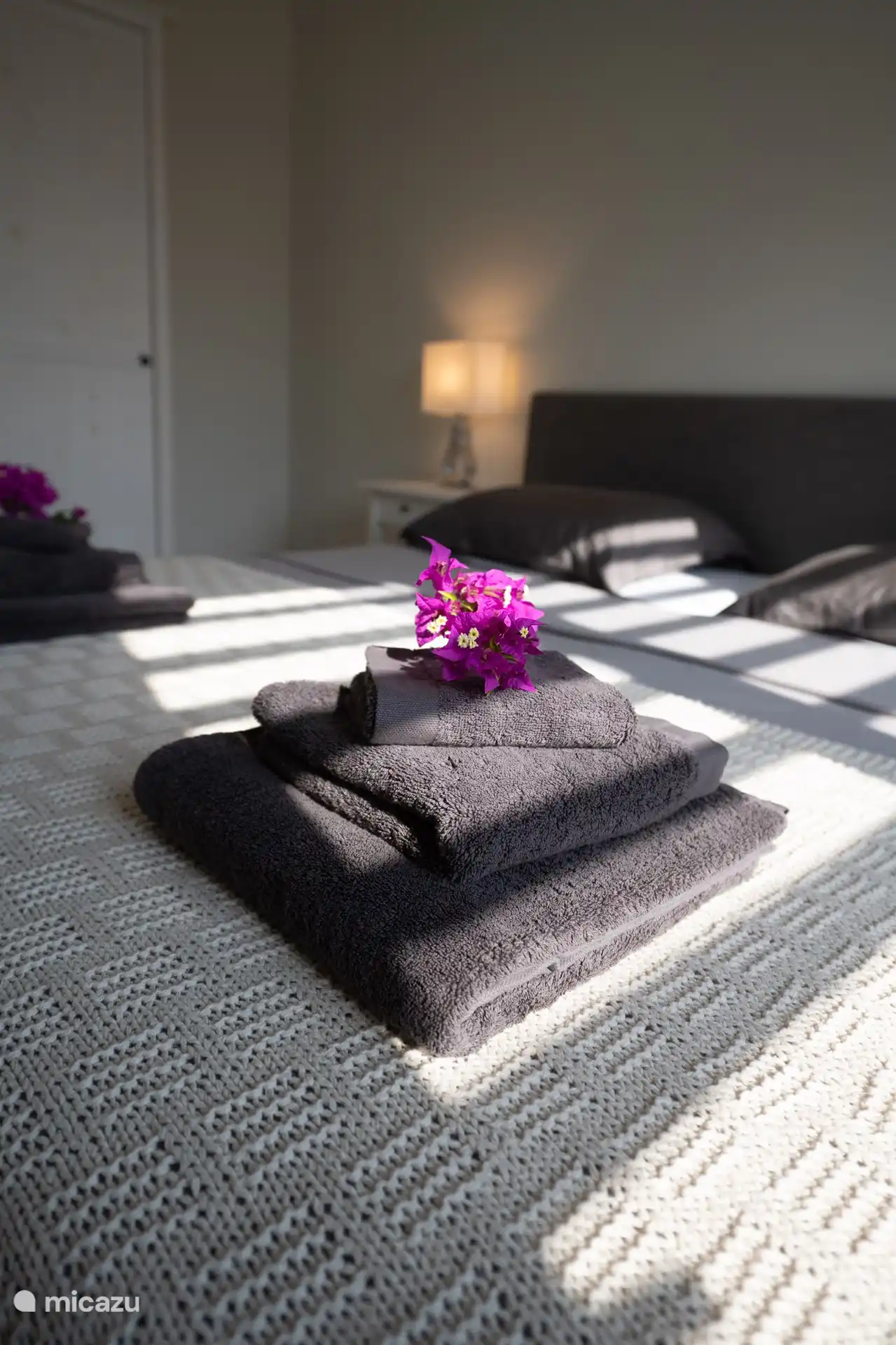 Bettwäsche und Handtücher werden gestellt.