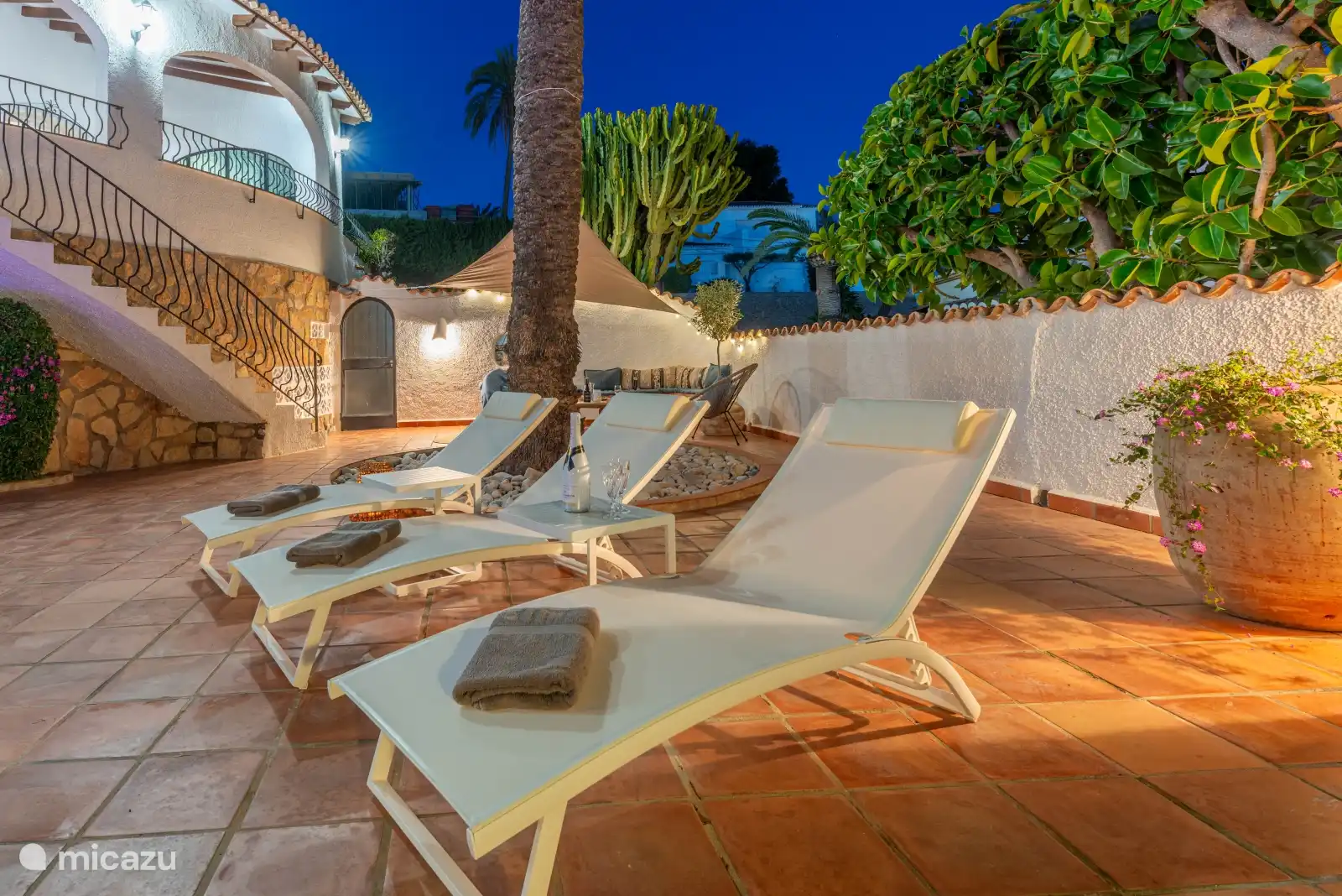 Terrasse mit Liegestühlen 