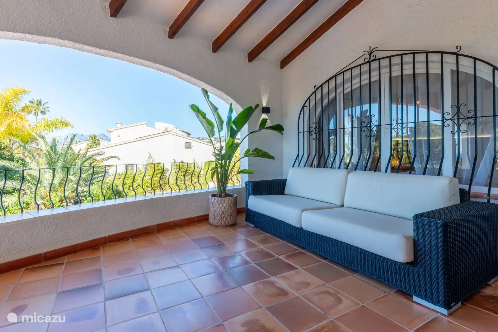 Terrasse mit Lounge-Sofa 