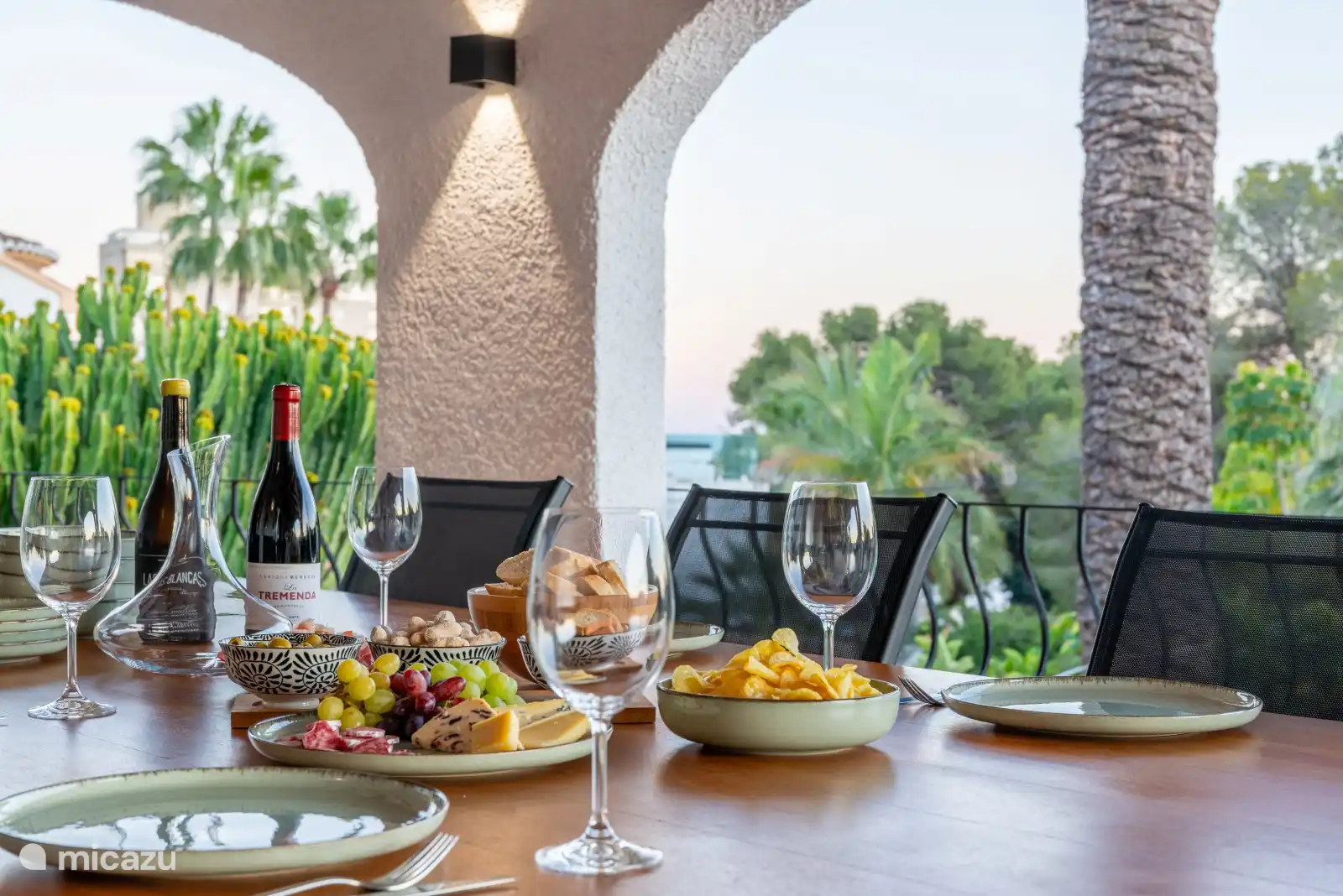 Esstisch auf der Terrasse