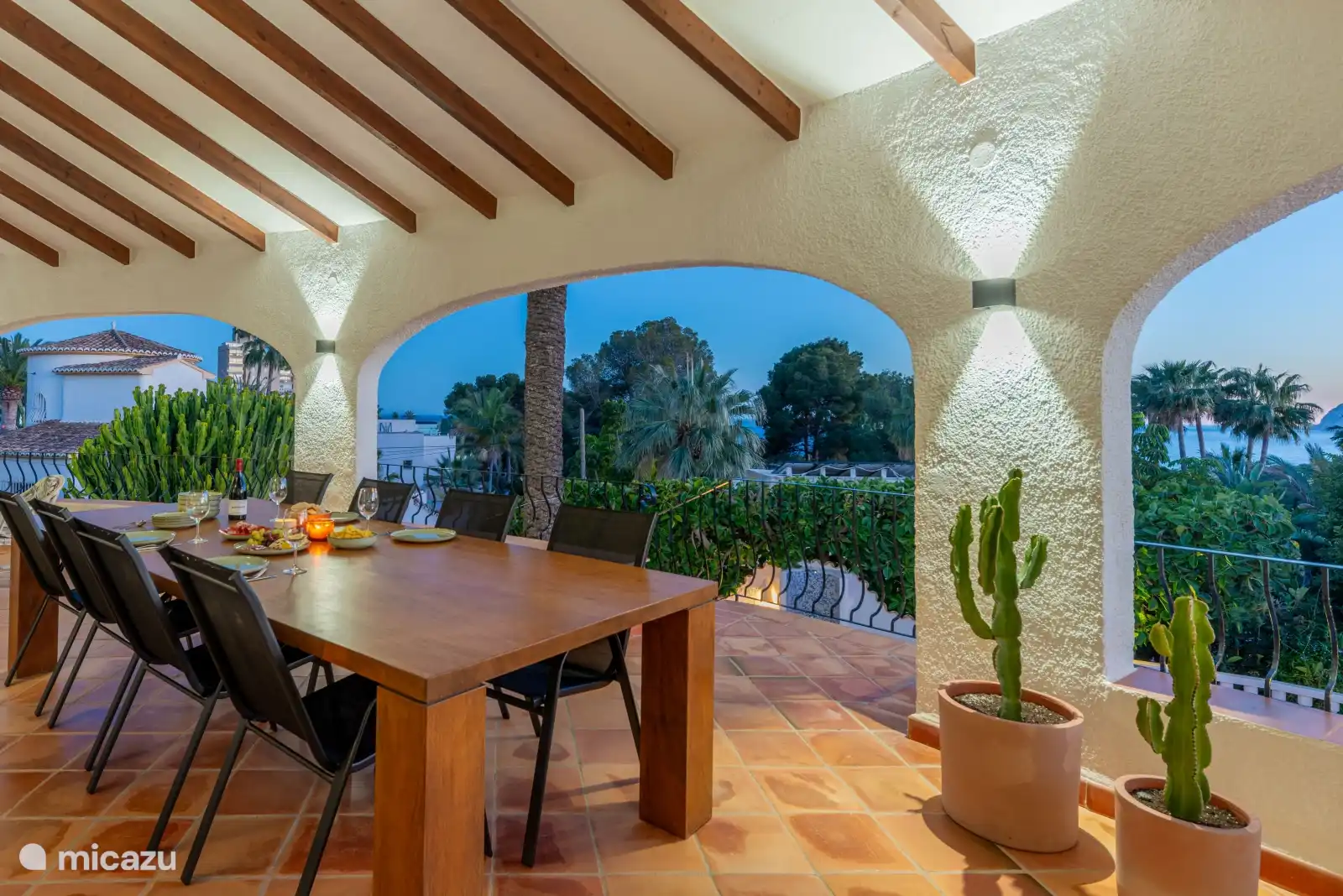 Esstisch auf der Terrasse