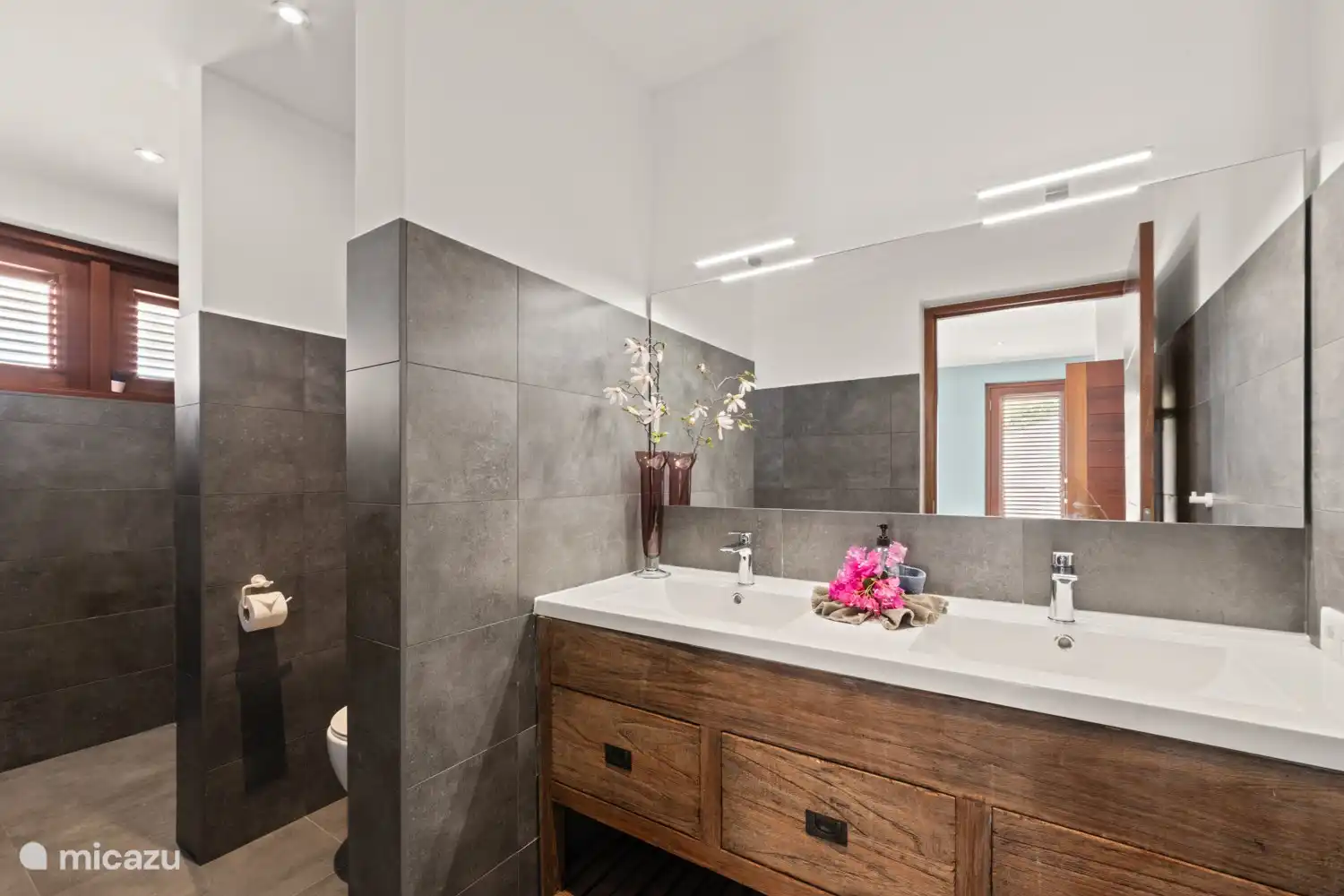 Jedes Schlafzimmer verfügt über ein eigenes Bad