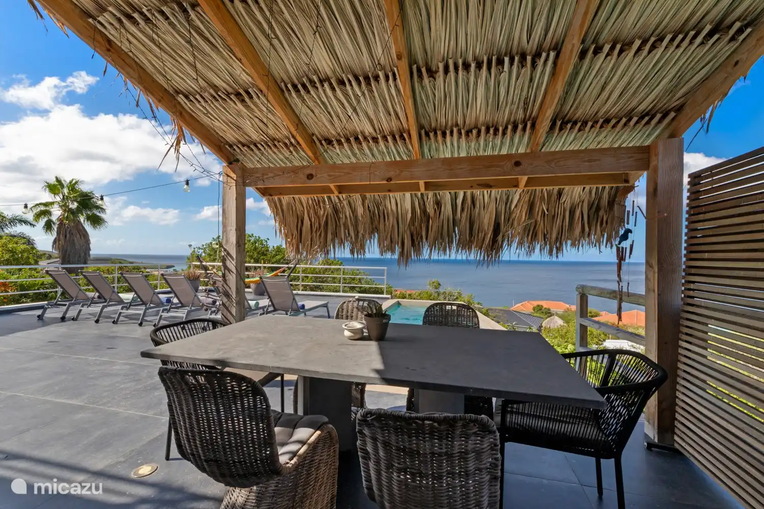 Köstliches Essen am Pool und atemberaubende Aussicht