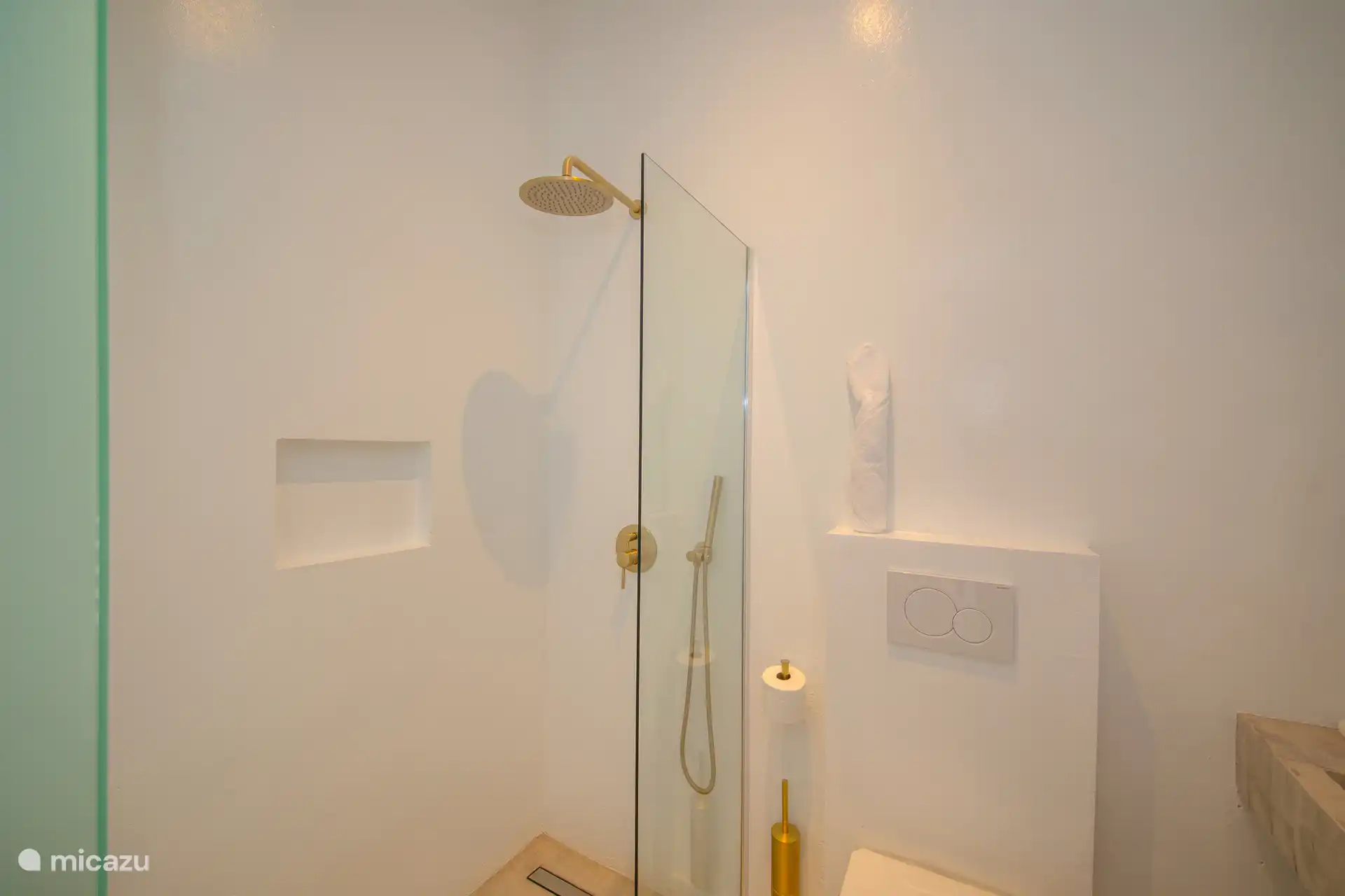 Bathroom en-suite with rain shower, toilet and sink
