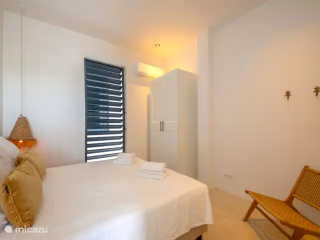 Luz del Agua (50m2) huren in Curaçao, Banda Ariba (oost), Jan Thiel - appartement Voorzien van shutterramen voor een verkoelende bries, maar ook een energiezuinige airco