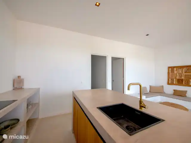 Luz del Agua (50m2) huren in Curaçao, Banda Ariba (oost), Jan Thiel - appartement Keuken volledig ingericht met servies, koelkast, Nespresso en kookgerei.