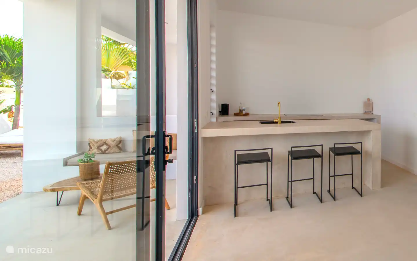 Open kitchen and large high sliding doors to the covered terrace.