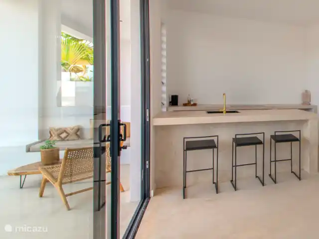 Luz del Agua (50m2) huren in Curaçao, Banda Ariba (oost), Jan Thiel - appartement Open keuken en grote hoge schuifdeuren naar het overdekte terras.