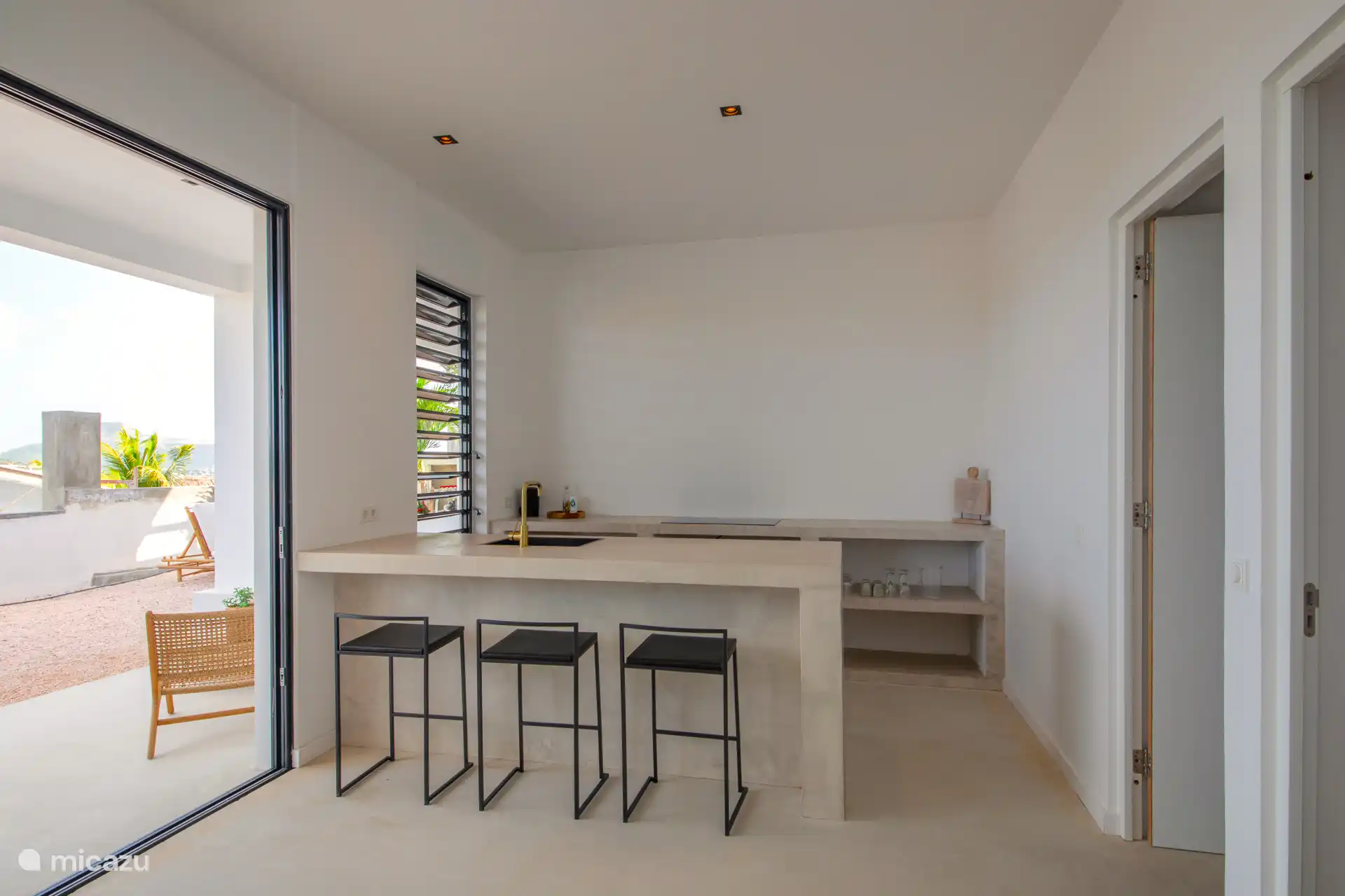 Open kitchen with bar