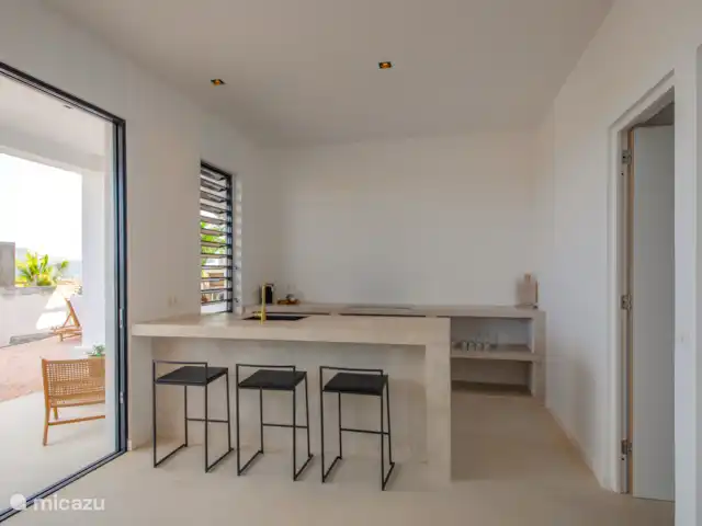 Luz del Agua (50m2) huren in Curaçao, Banda Ariba (oost), Jan Thiel - appartement Open keuken met bar