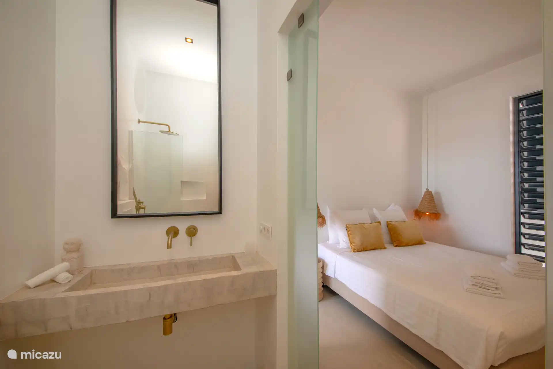 Bathroom en-suite with rain shower, toilet and sink