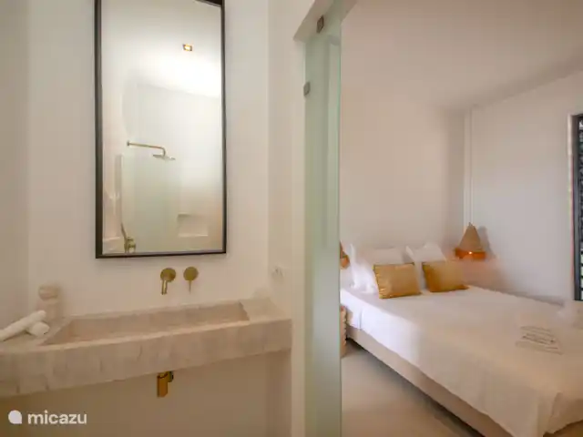 Luz del Agua (50m2) huren in Curaçao, Banda Ariba (oost), Jan Thiel - appartement Badkamer en-suite met regendouche, toilet en wastafel