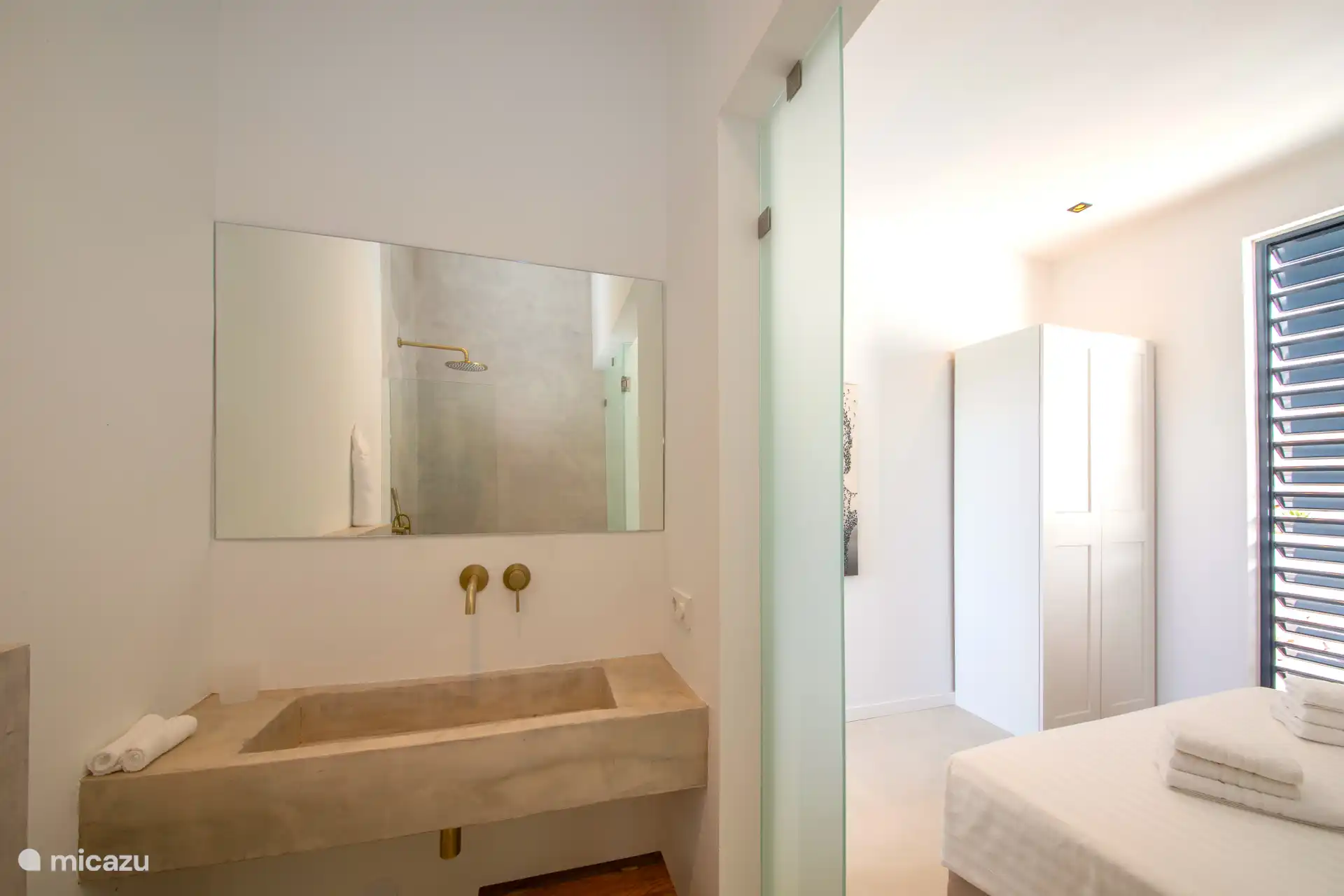 Bathroom en-suite with rain shower