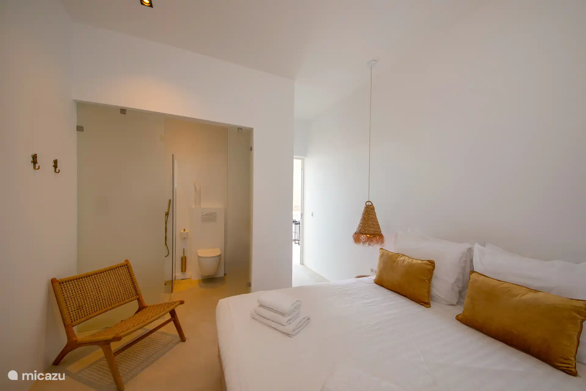 Bathroom en-suite with rain shower, toilet and sink