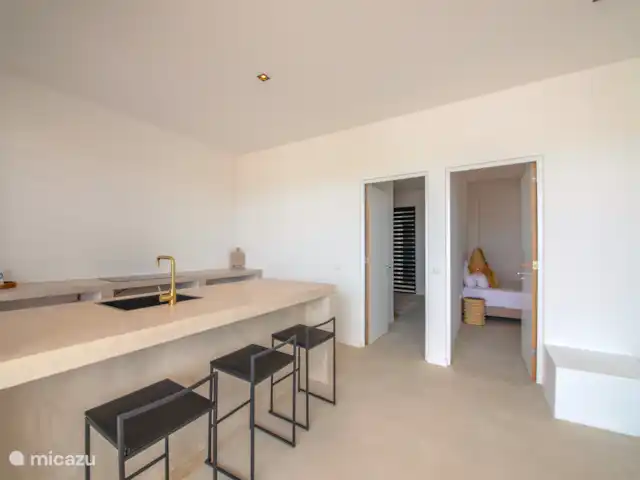 Luz del Agua (50m2) huren in Curaçao, Banda Ariba (oost), Jan Thiel - appartement Keuken volledig ingericht met servies, koelkast, Nespresso en kookgerei.