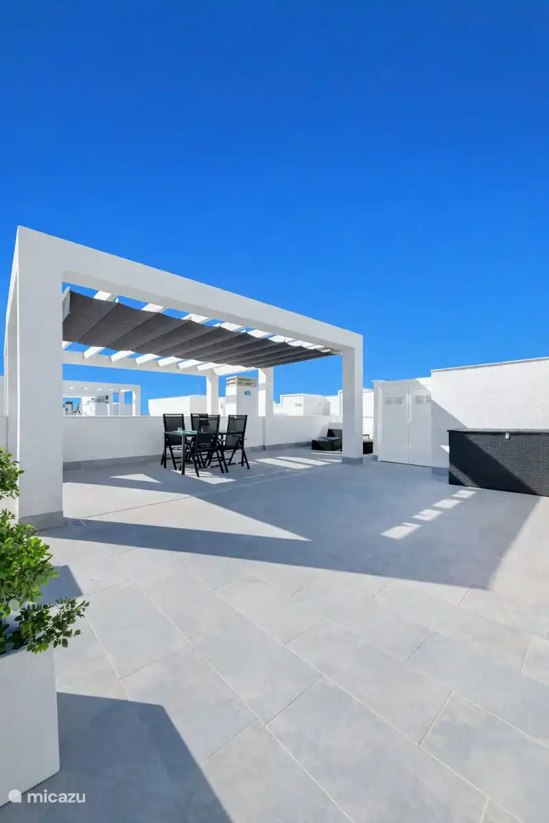 een overzicht van het dakterras.
voorzien van een lounge gedeelte.
een eet gedeelte. en ontspannings gedeelte met twee ligbedden.

ook zal er vanaf Mei 2026 een buitendouche aanwezig zijn. 