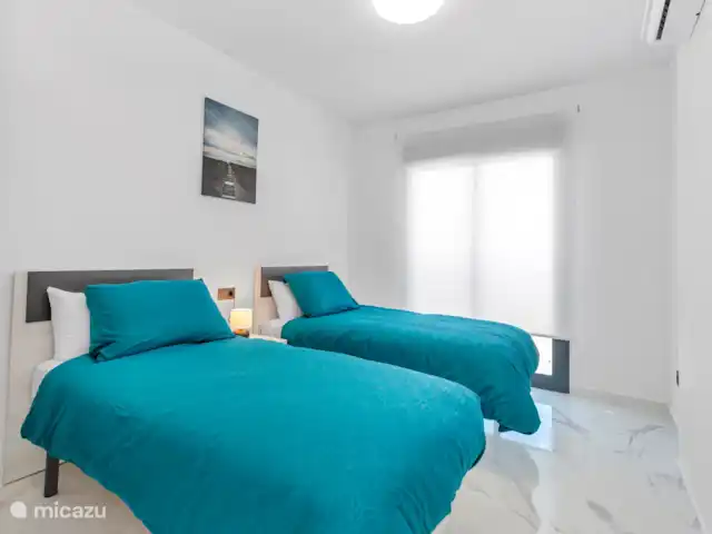 Casa de Ensueño | Espagne, Costa Blanca, Guardamar del Segura - penthouse La deuxième chambre.
Equipé de 2 lits simples.
Et une grande armoire encastrée.