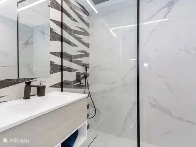 Casa de Ensueño | Espagne, Costa Blanca, Guardamar del Segura - penthouse La deuxième salle de bain.
Equipé d’une douche spacieuse, de toilettes et d’un lavabo.