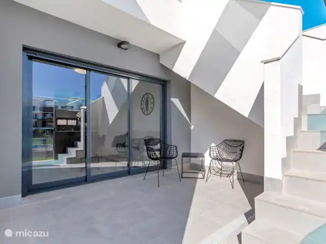 Casa de Ensueño | Espagne, Costa Blanca, Guardamar del Segura - penthouse La petite terrasse attenante au salon. Ici, vous pourrez profiter de l’ombre avec une belle vue sur la piscine.