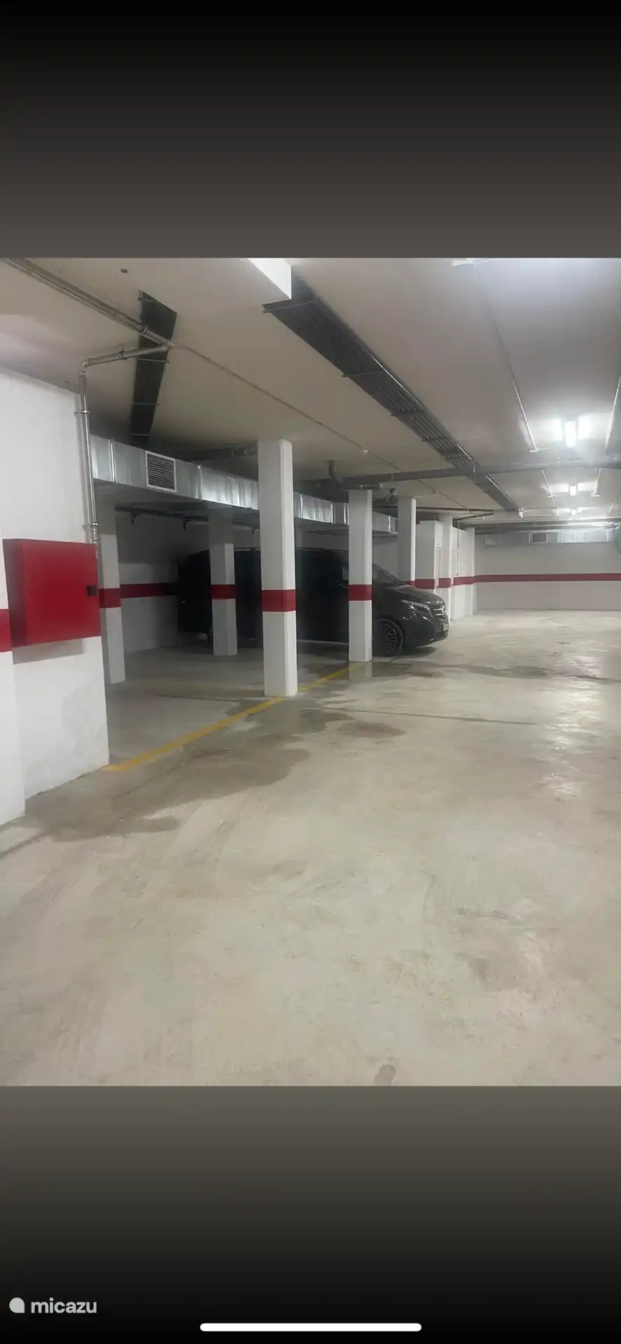 Notre logement comprend également une place de parking privée dans le parking souterrain. Sûr et vous n’avez pas besoin de monter dans une voiture chaude ;)