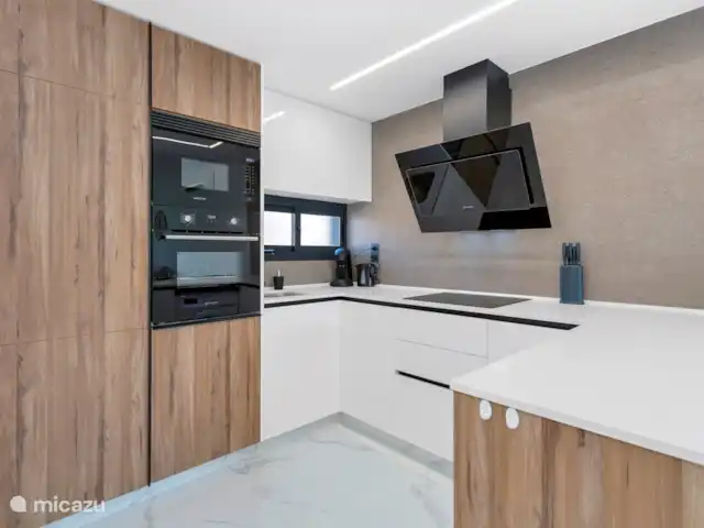 Casa de Ensueño | Espagne, Costa Blanca, Guardamar del Segura - penthouse La cuisine est entièrement équipée avec des ustensiles.
Il y a aussi une machine à laver intégrée intégrée.