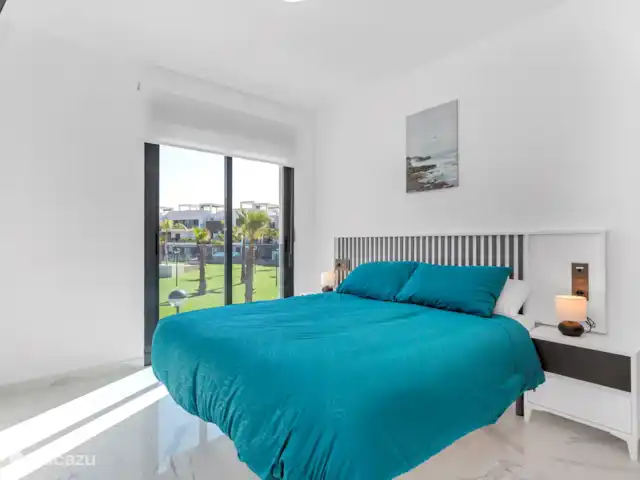 Casa de Ensueño | Espagne, Costa Blanca, Guardamar del Segura - penthouse La chambre principale dispose d’un lit double. De la chambre, vous avez une belle vue sur la piscine.
Cette chambre dispose également d’une salle de bains privative.