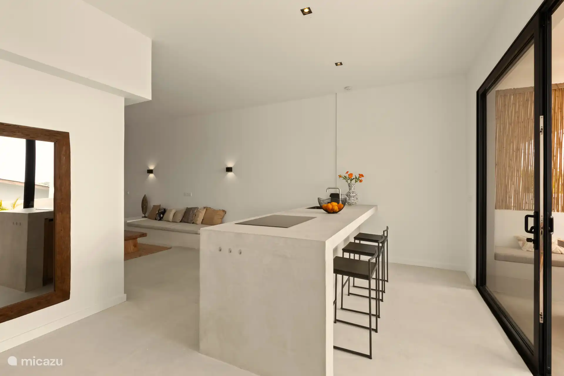 Wohnzimmer mit offener Küche/Bar