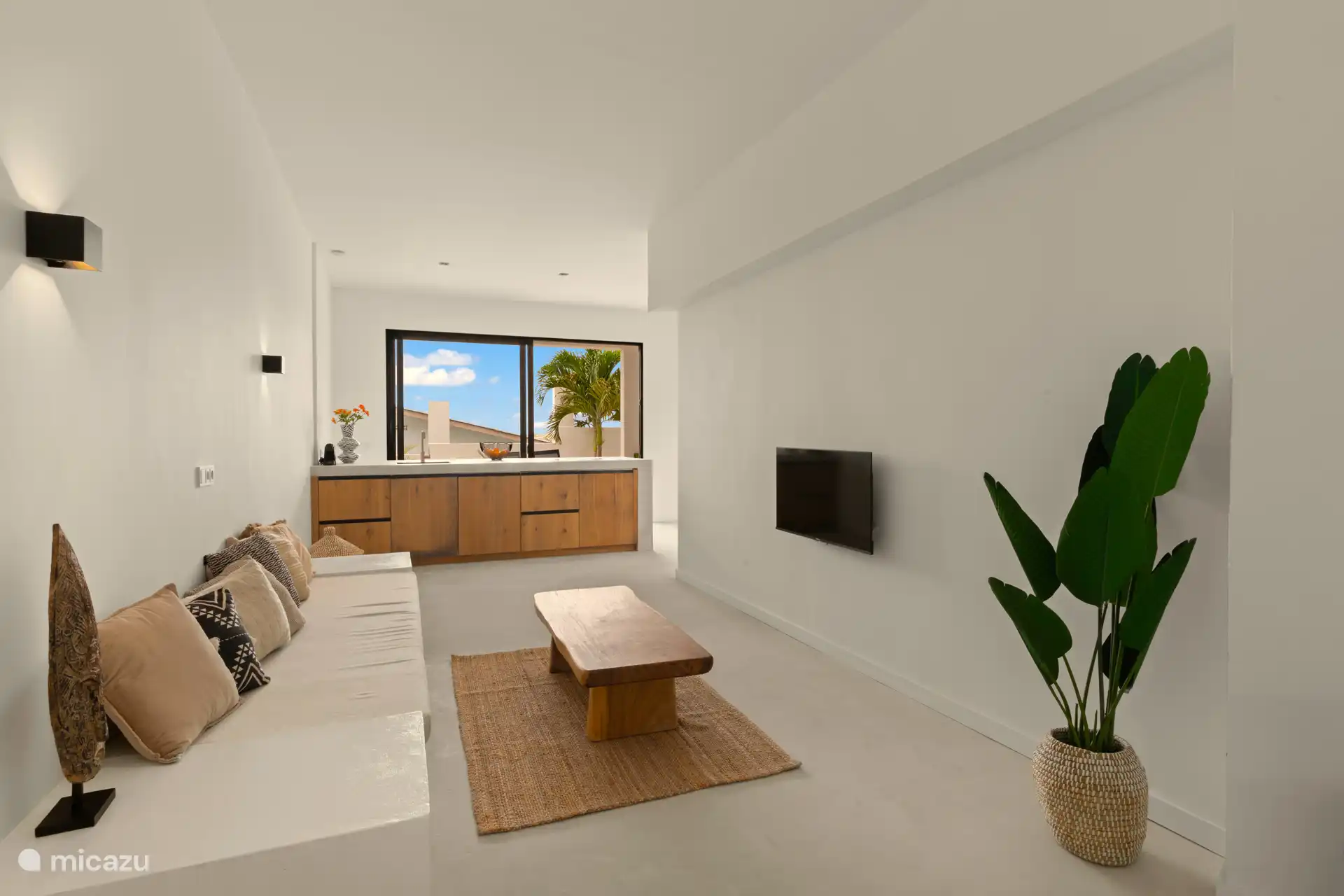 Wohnzimmer mit offener Küche