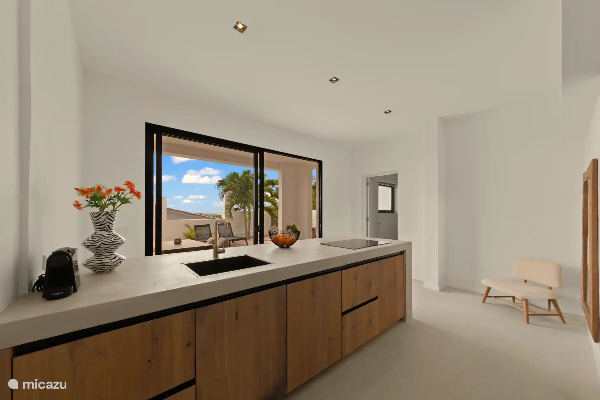 Luxuriöse Küche mit Blick auf die Terrasse