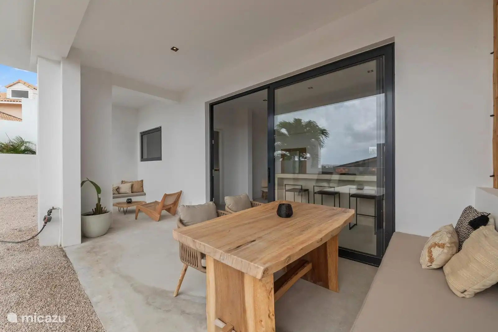 Große überdachte Terrasse mit Esstisch und Loungebereich