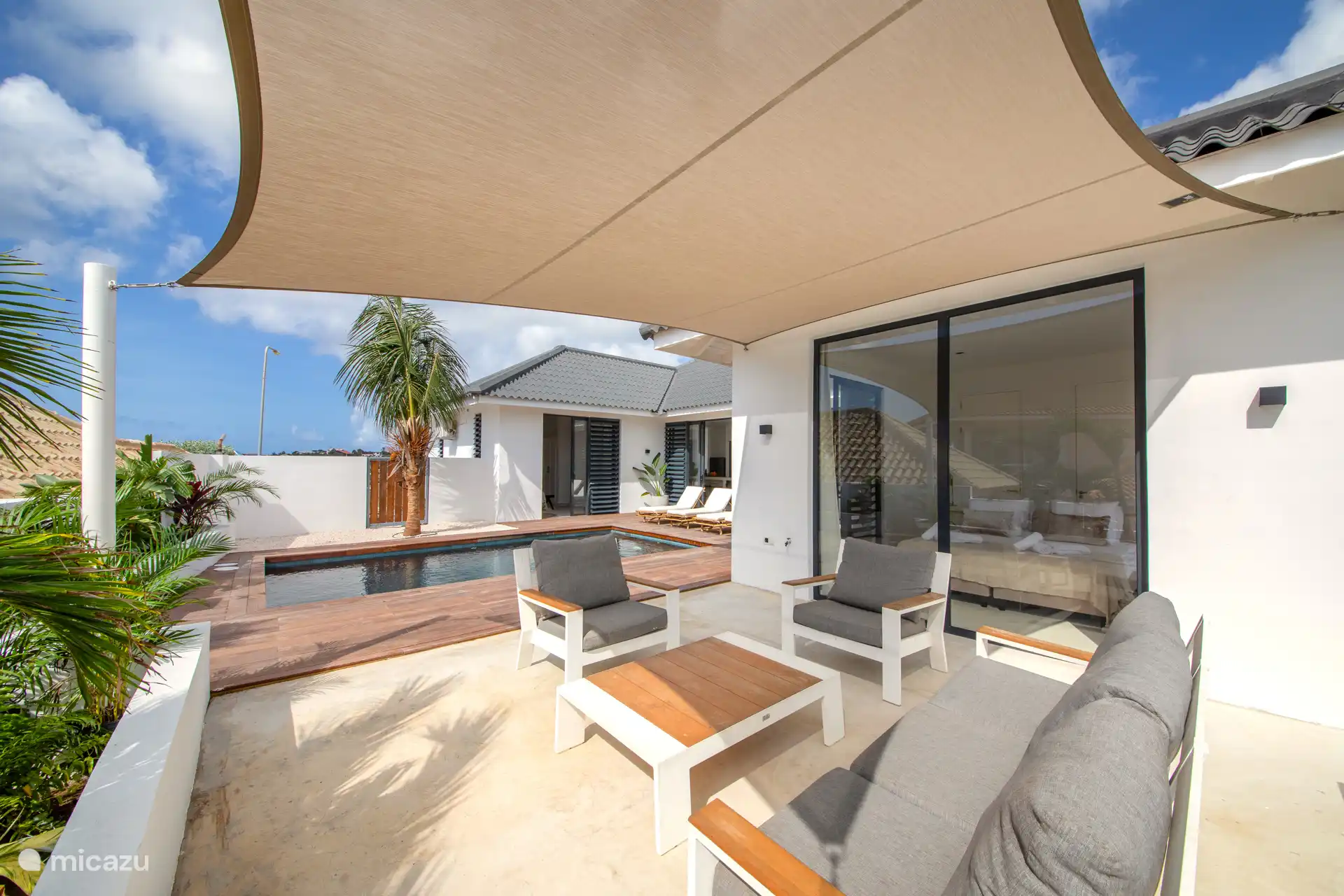 Schlafzimmer mit privater Terrasse und Lounge-Set