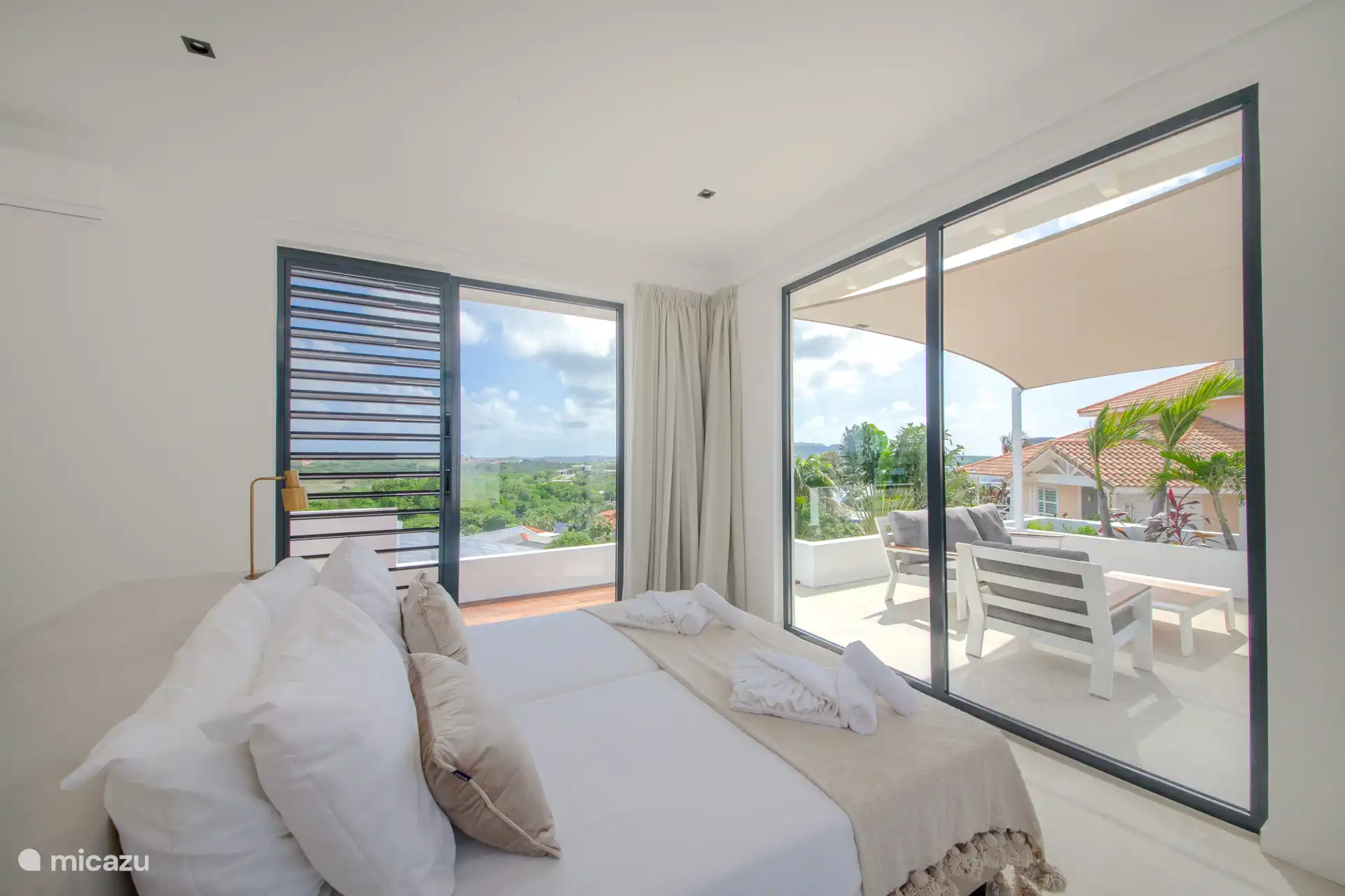 Schlafzimmer mit privater Terrasse und schöner Aussicht