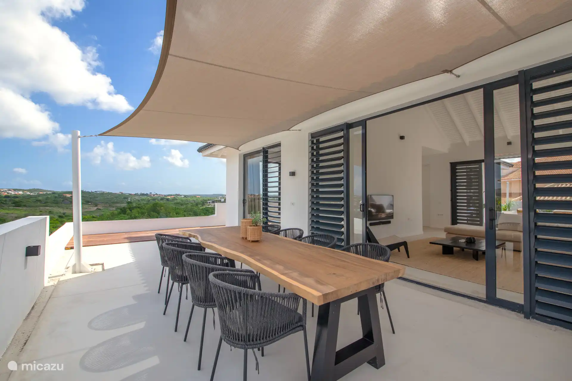 Tisch im Freien für ein leckeres Frühstück und/oder Abendessen