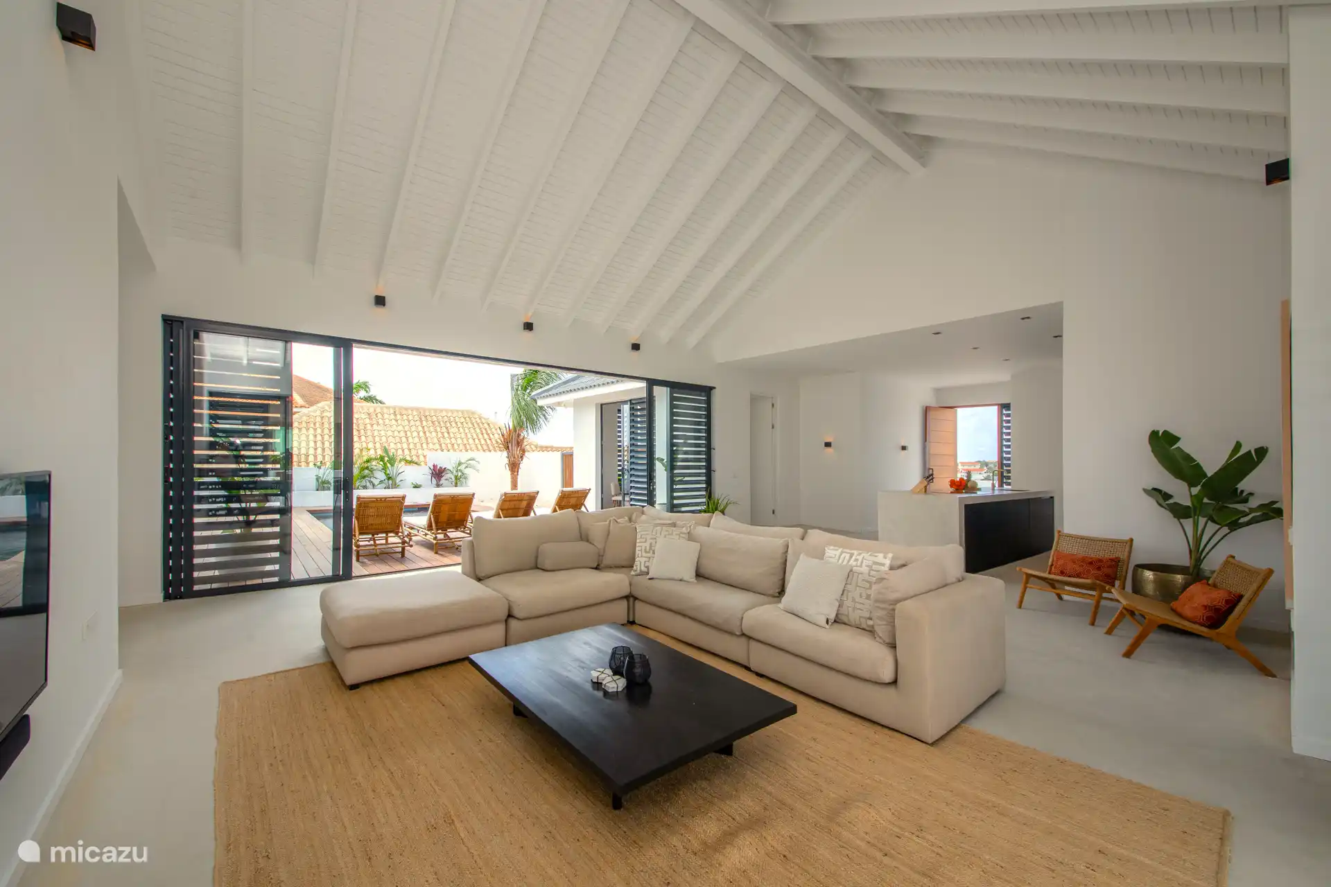 Wohnzimmer mit offener Küche