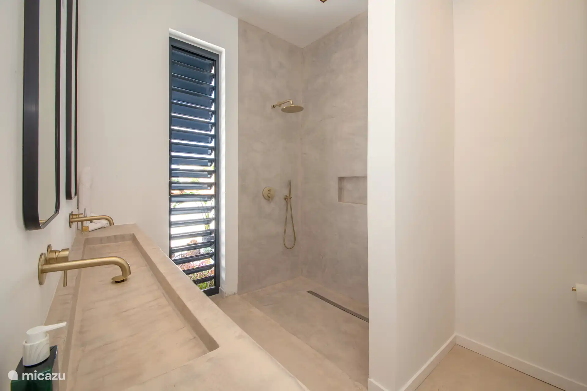 Badezimmer mit Regendusche