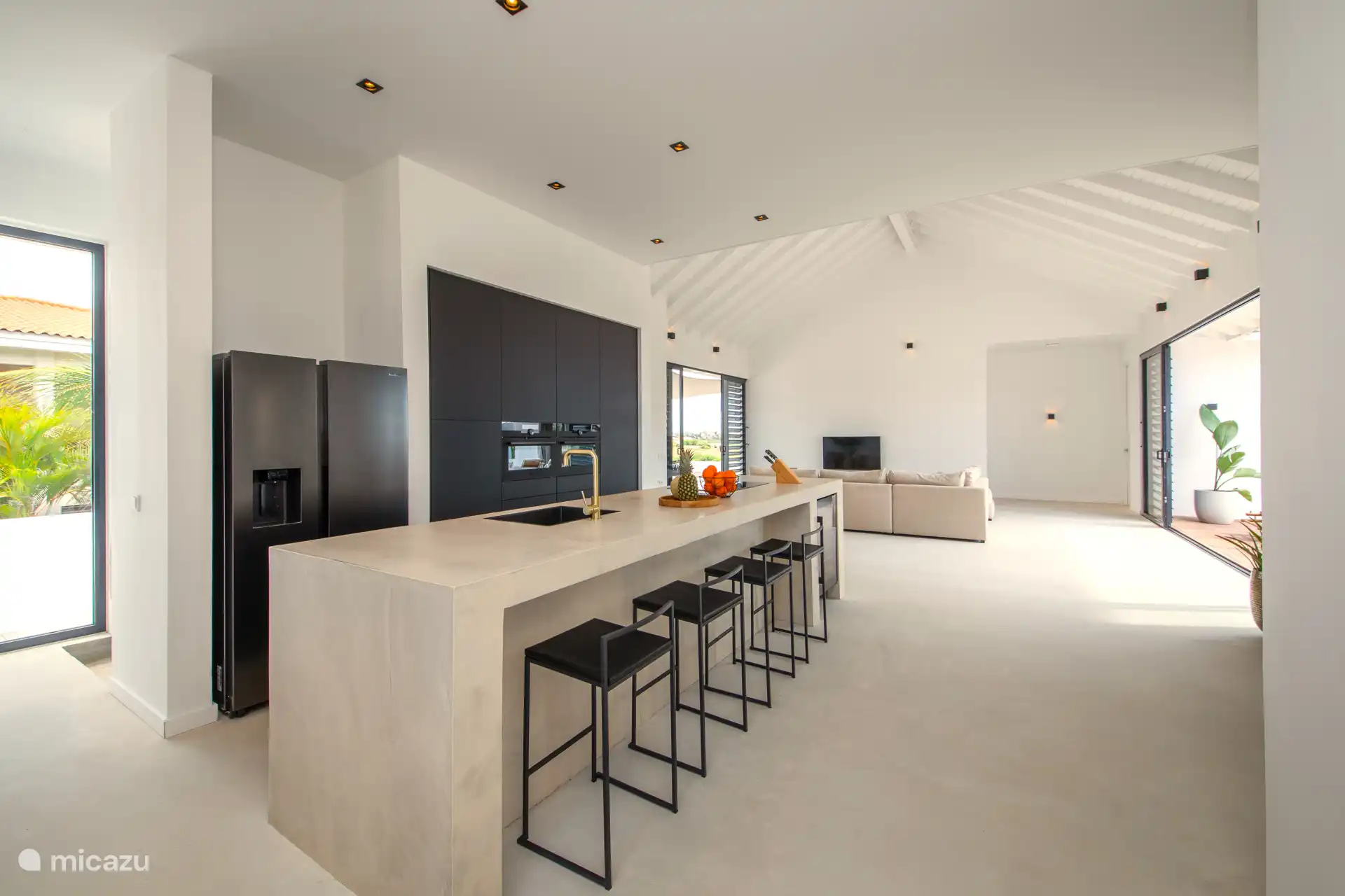 Luxuriöse offene Küche mit Bar