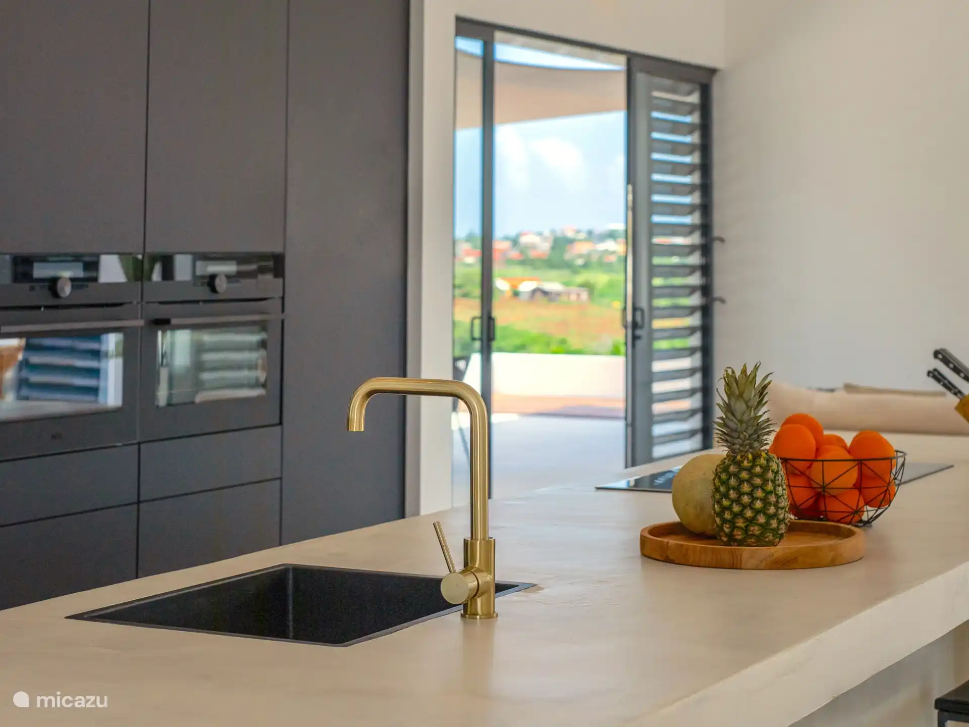 Luxuriöse offene Küche mit allem Komfort