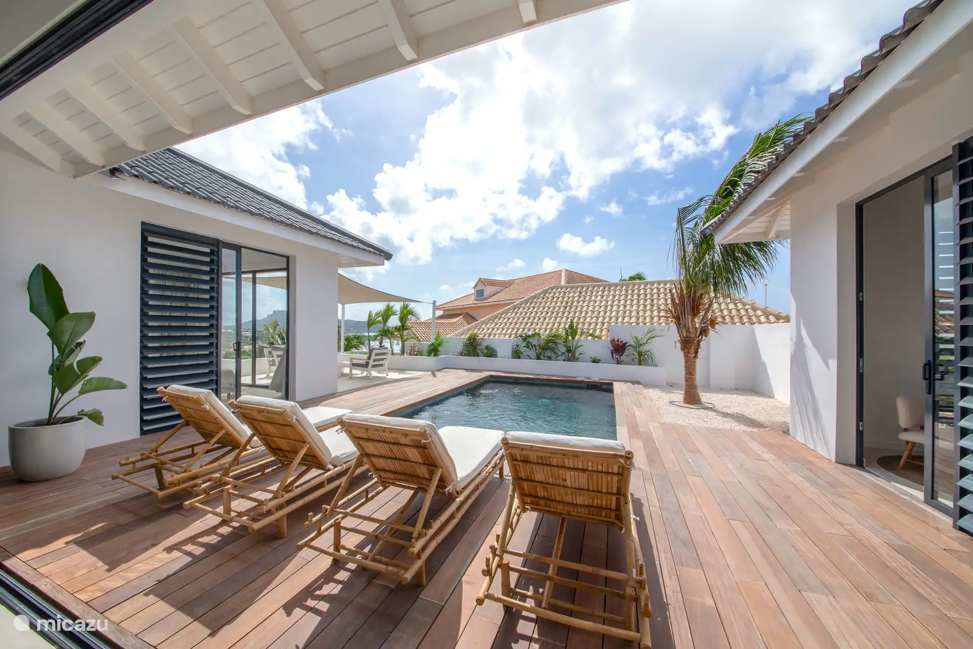 Große Sonnenterrasse mit Sonnenliegen