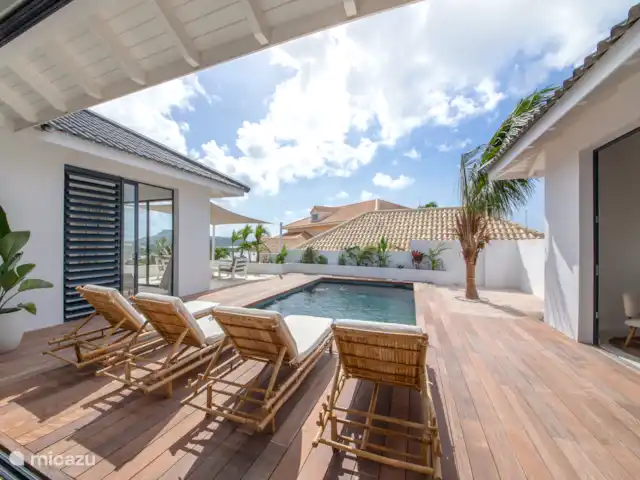 Villa Encanto del Agua | Curaçao, Banda Ariba (est), Jan Thiel - appartement Grande terrasse ensoleillée avec chaises longues