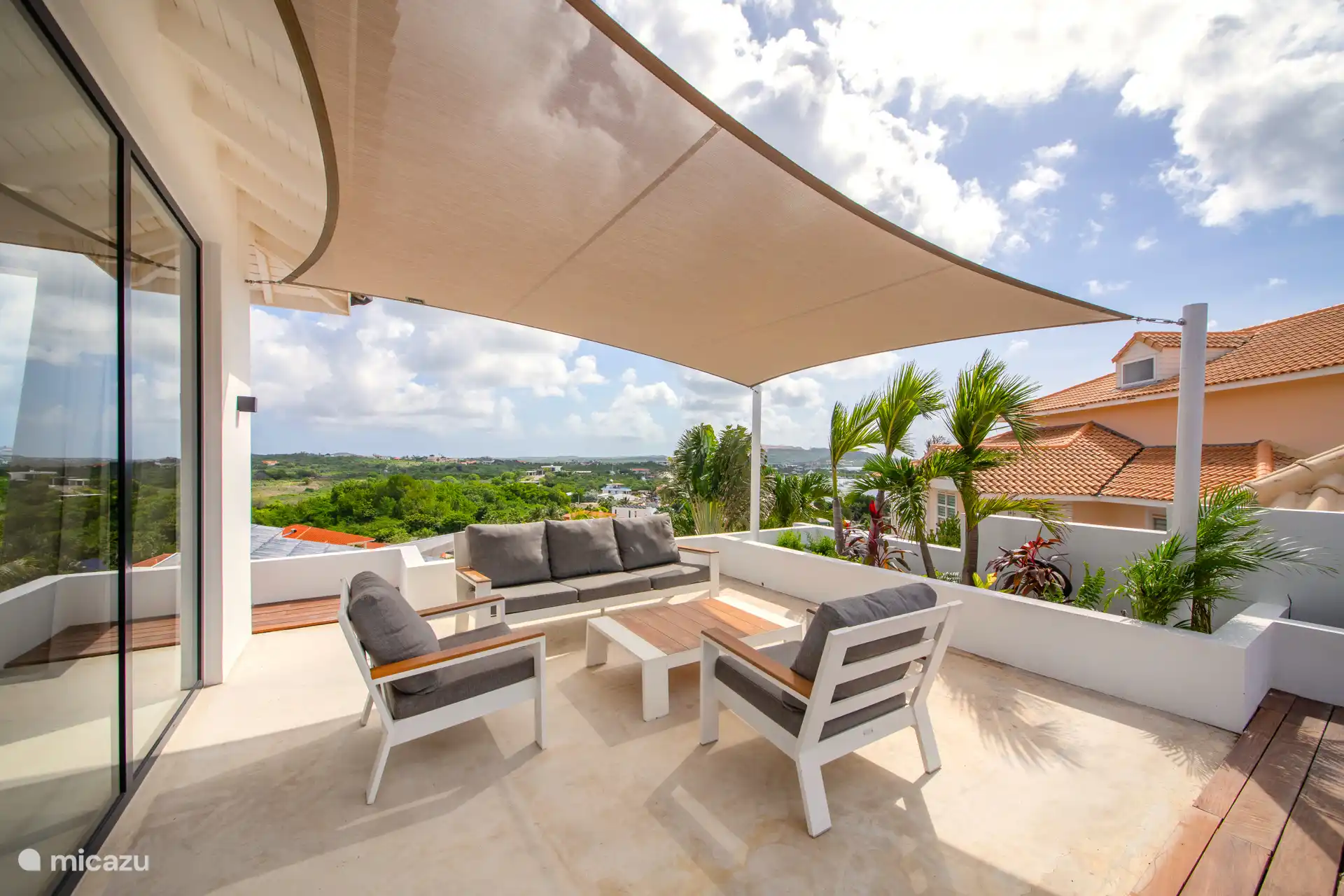 Überdachte Terrasse mit schöner Aussicht