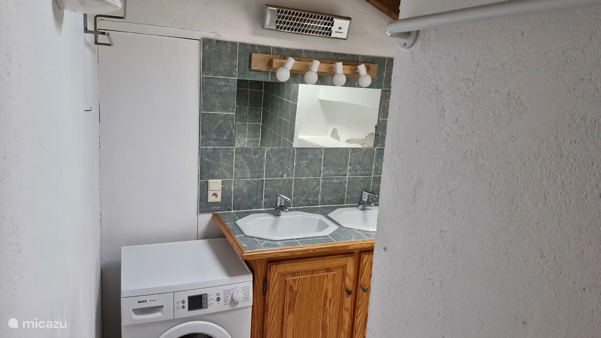 Badezimmer mit Waschmaschine und ebenerdiger Dusche