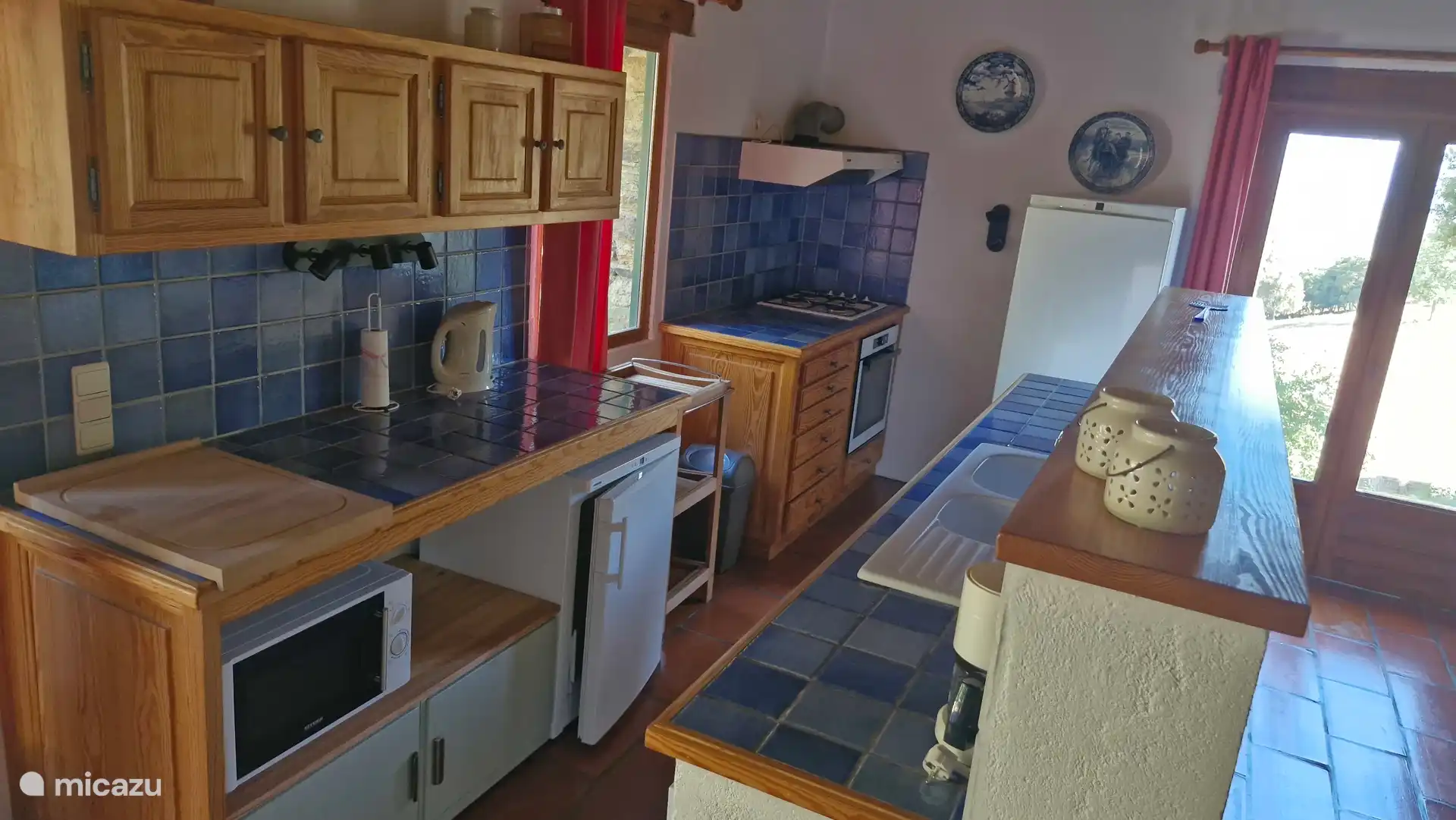 Küche
- Großer Kühlschrank
-Gefrierschrank
-Gasherd
-Ofen
-Mikrowelle
- Senseo
-Kaffeemaschine
-Kessel