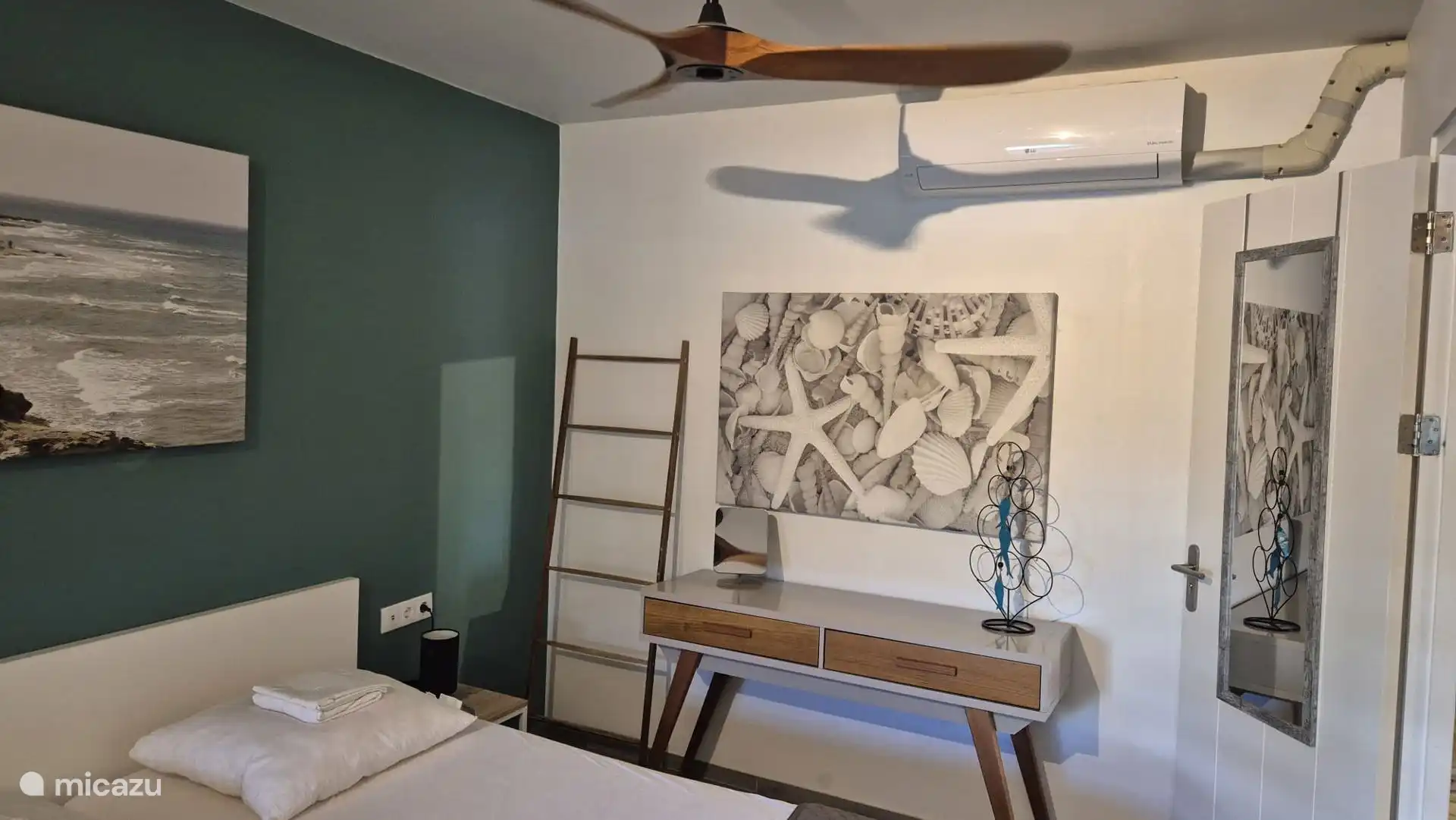Schlaf gut im bequemen Doppelbett. Genießen Sie ein perfektes Klima mit der eingebauten Klimaanlage und dem stillen Deckenventilator. Ihr idealer Ruhepunkt für eine ungestörte Nachtruhe!