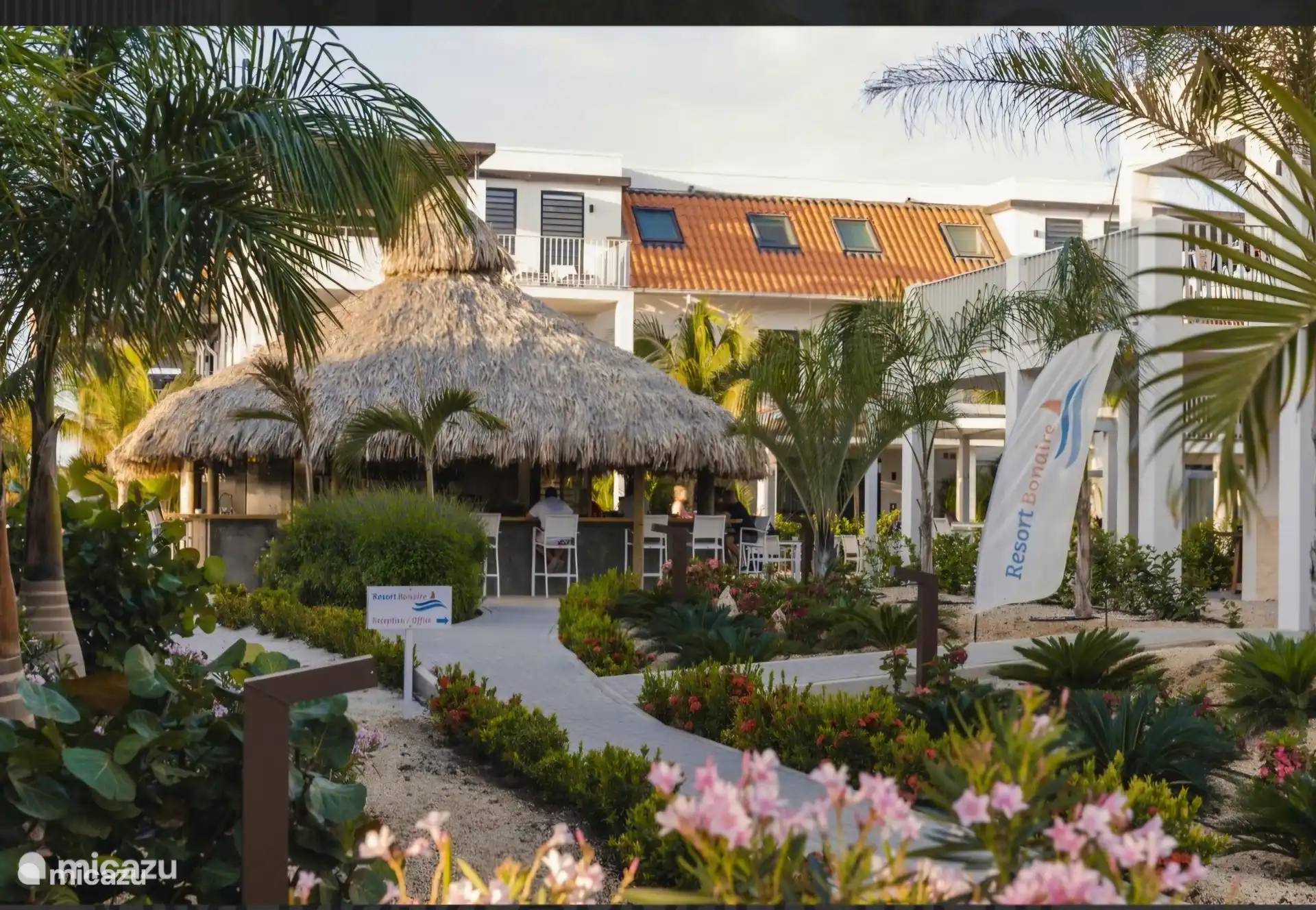 Atmosphärisches, kleines Restaurant mit einer gemütlichen Bar, direkt am Pool! Genießen Sie köstliche, reine Gerichte zentral im Resort in einer lockeren Atmosphäre. Der perfekte Hotspot am Pool! ?