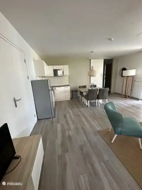 De eethoek aangrenzend aan de openkeuken 