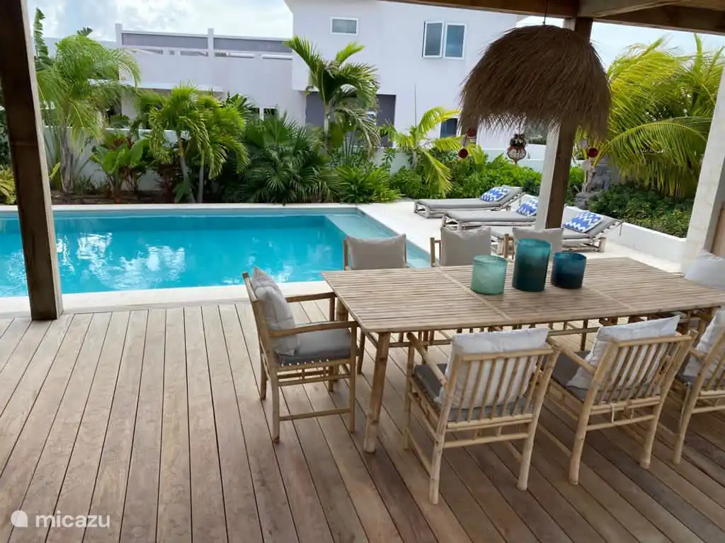 Grande table à manger sur la terrasse.